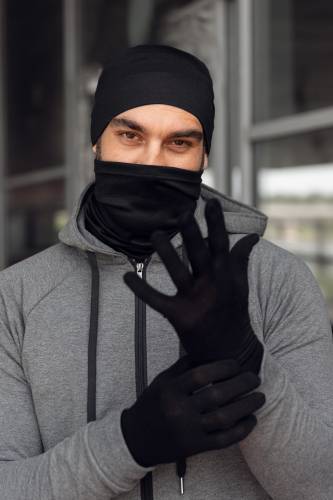 Rękawiczki sportowe z wełny merino, czarne - na dłoniach
