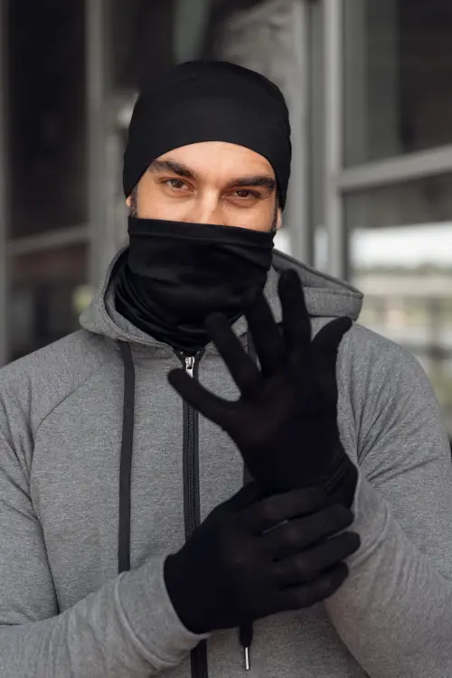 Rękawiczki sportowe z wełny merino, czarne - na dłoniach
