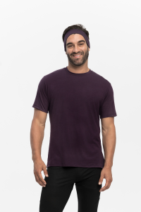 Fioletowy t-shirt męski z wełny merino na modelu, widok z przodu