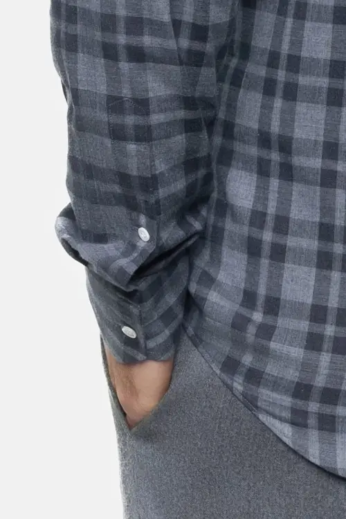 Szara koszula w kratkę Gingham, bawełniana - zbliżenie mankietu