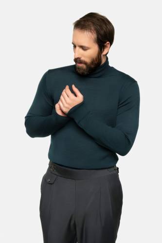 Golf z wełny merino, zielony - na modelu, do grafitowych spodni
