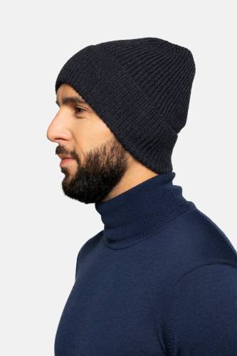 Czapka z wełny merino, szara - na modelu, z profilu