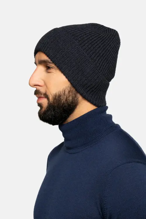 Czapka z wełny merino, szara - na modelu, z profilu