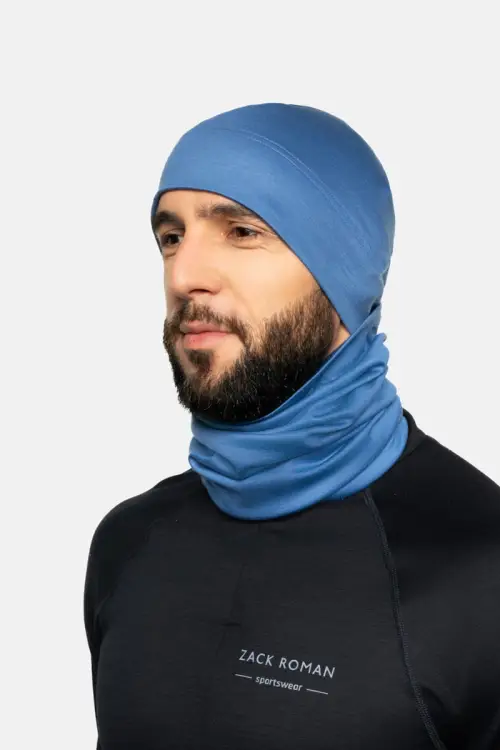 Czapka sportowa Expedition Extra Warm z wełny merino, błękitna, 283 gr - na modelu, komin na szyi