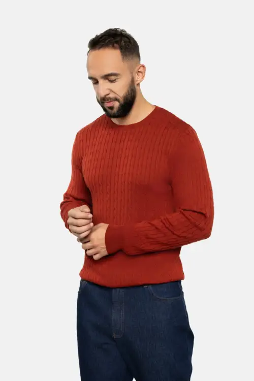 Sweter warkoczowy z wełny merino, rudy - widok z przodu