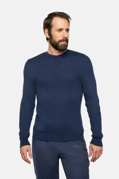 Sweter warkoczowy z wełny merino, granatowy - cała sylwetka