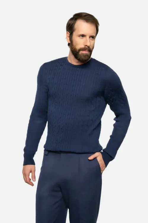 Sweter warkoczowy z wełny merino, granatowy - na modelu, do granatowych spodni