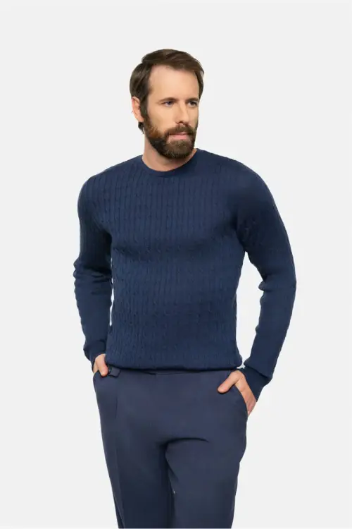 Sweter warkoczowy z wełny merino, granatowy - widok z przodu