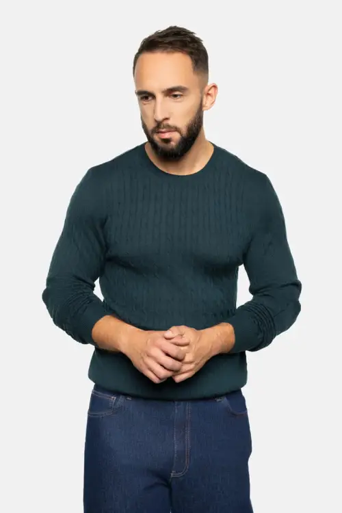 Sweter warkoczowy z wełny merino, zielony - na modelu, do jeansów