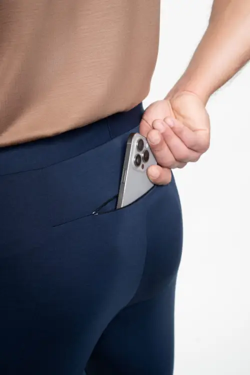 Legginsy sportowe z wełny merino, granatowe - zbliżenie kieszeni
