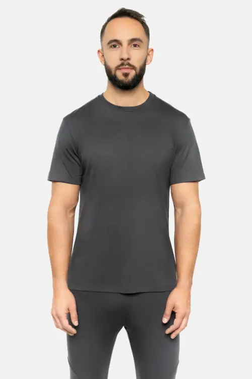 T-shirt męski z wełny merino na modelu, w kolorze khaki, widok z przodu