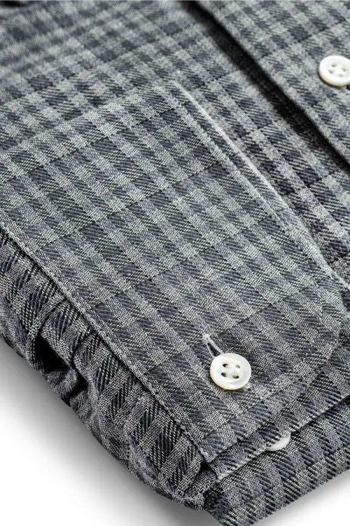 Szara koszula button down w kratkę Vichy, bawełniano-kaszmirowa - zbliżenie kołnierzyka