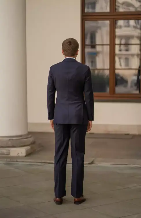Garnitur Gatsby Midnight, ciemnogranatowy, wełniany - na modelu, tył
