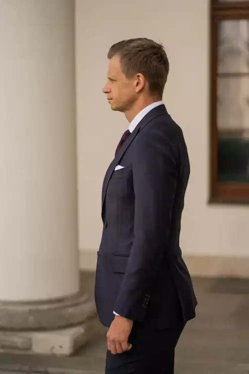 Garnitur Gatsby Midnight, ciemnogranatowy, wełniany - na modelu, z boku