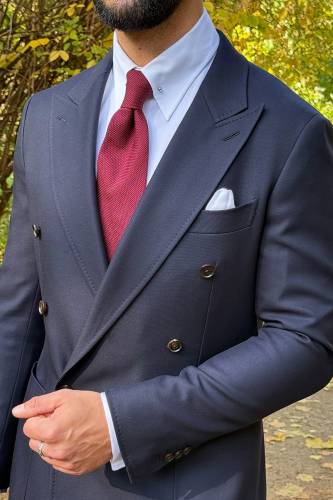 Garnitur dwurzędowy gabardynowy Torino, granatowy, wełniany - na modelu