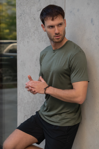 T-shirt sportowy z wełny merino, zielony - na modelu