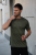 Zielony t-shirt merino, dopasowany fason, widok boczny na modelu