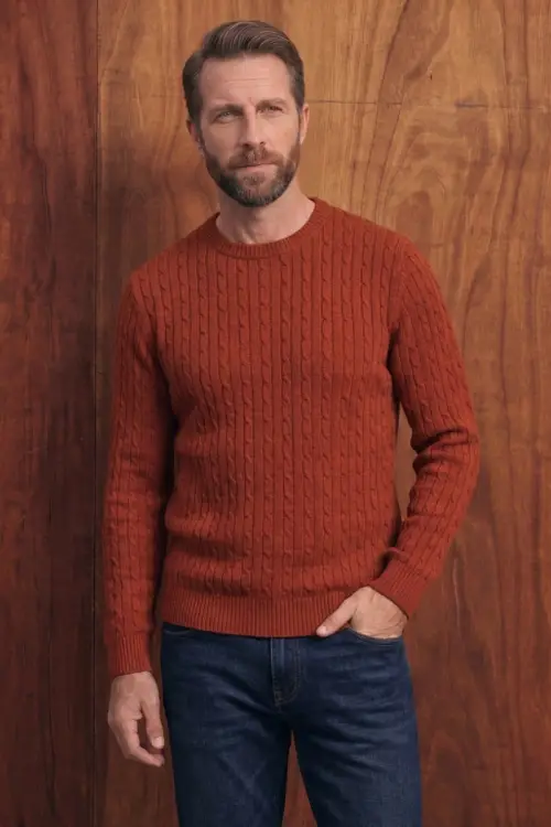 Sweter warkoczowy z wełny merino, rudy - na modelu, do jeansów