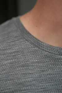 Koszulka termoaktywna ażurowa z wełny merino Mesh, szara – dekolt i faktura tkaniny mesh