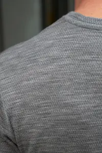 Koszulka termoaktywna ażurowa z wełny merino Mesh, szara – zbliżenie na ażurową strukturę wełny merino