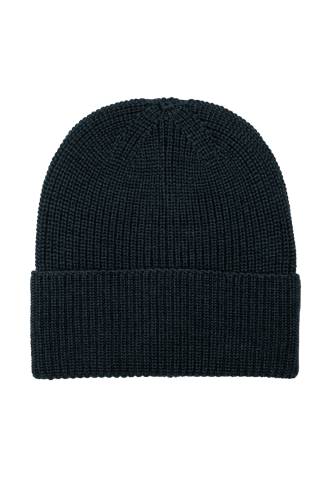 Czapka z wełny merino, zielona - na białym tle