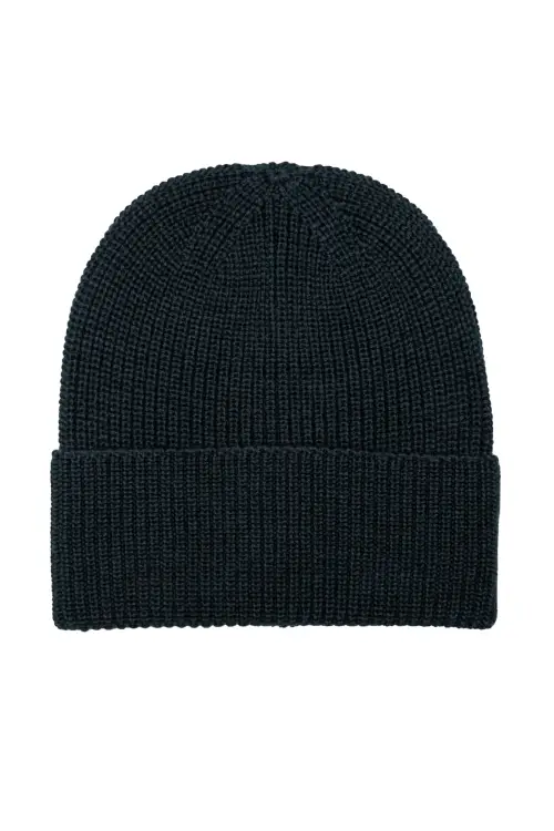 Czapka z wełny merino, zielona - na białym tle