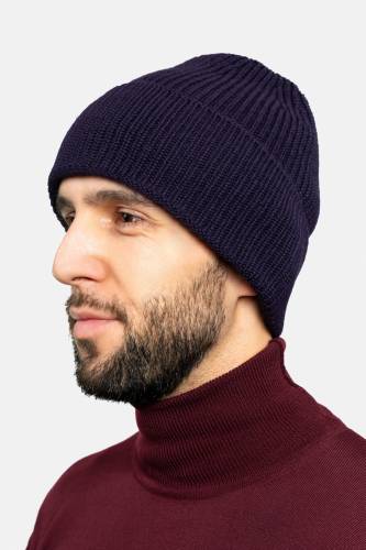 Czapka z wełny merino, fioletowa - na modelu, do bordowego golfu