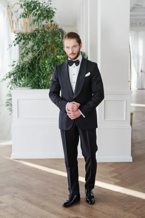Smoking jednorzędowy, czarny - cała sylwetka