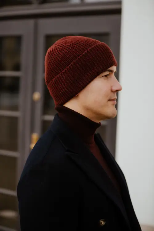 Czapka z wełny merino, bordowa - na modelu, z profilu
