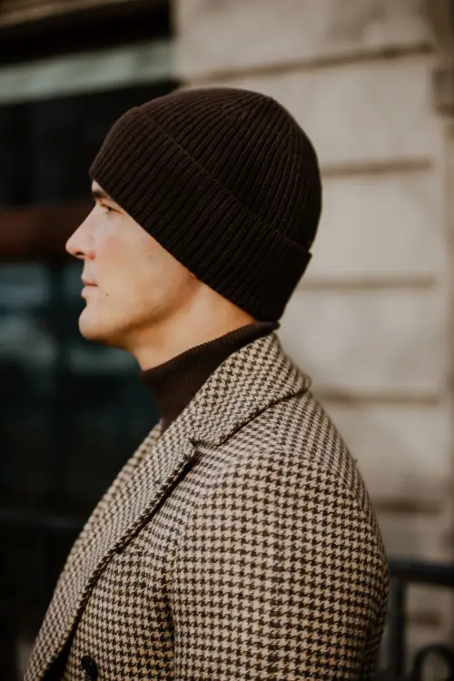 Czapka z wełny merino, brązowa - na modelu, z profilu