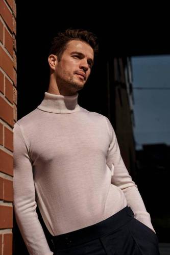 Golf z wełny merino, biały - na modelu, ceglana ściana