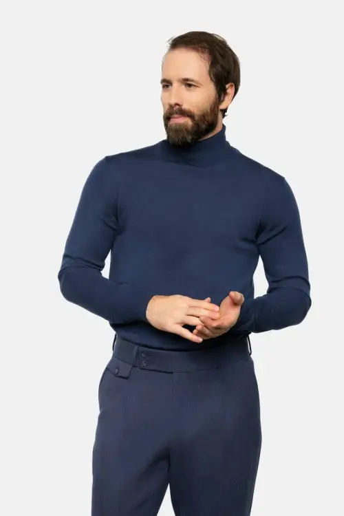 Golf z wełny merino, granatowy - na modelu, do granatowych spodni