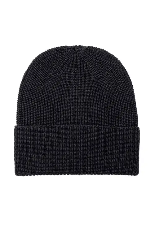 Czapka z wełny merino, szara - na białym tle