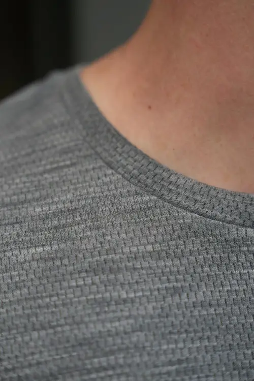 Koszulka termoaktywna ażurowa z wełny merino Mesh, szara – dekolt i faktura tkaniny mesh