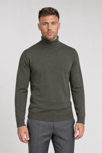 Męski golf khaki ZackRoman - elegancki sweter z półgolfem w oliwkowym kolorze, stylizacja z szarymi spodniami garniturowymi