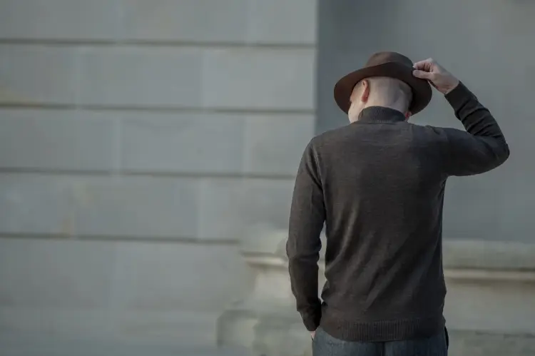 Brązowy golf z wełny merino cashwool widok z tyłu Zack Roman