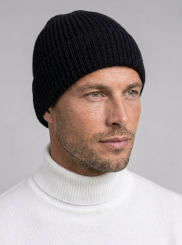 Czapka z wełny merino, czarna - na modelu, do białego golfu