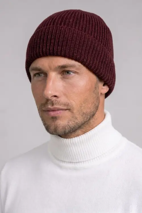 Czapka z wełny merino, bordowa - na modelu, do białego golfu
