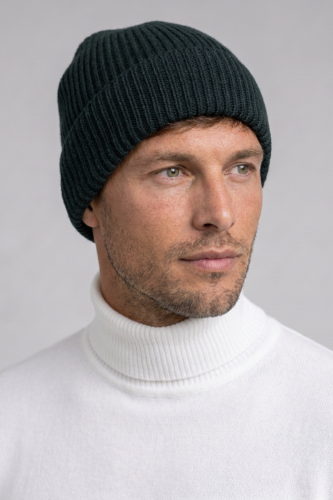 Czapka z wełny merino, zielona - na modelu, do białego golfu