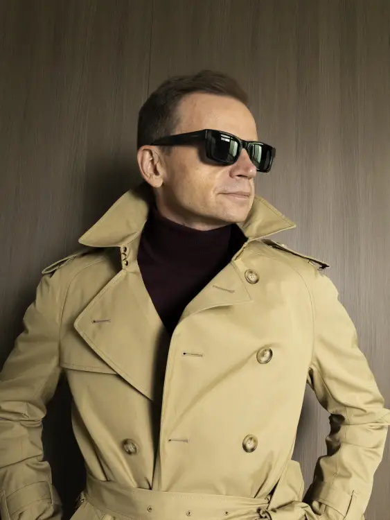Trencz męski Casablanca, dwurzędowy, beżowy - na modelu