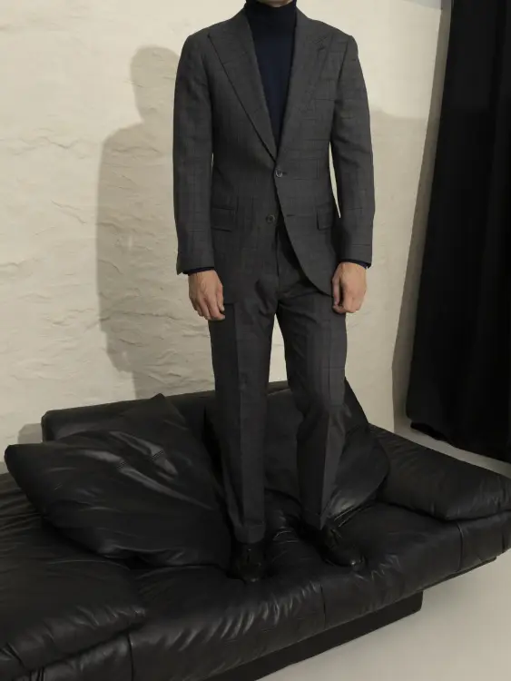 Garnitur w kratę Prince of Wales, ciemnoszary, wełniany - na modelu