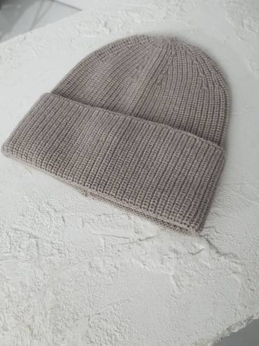 Czapka z wełny merino, beżowa - na jasnym tle