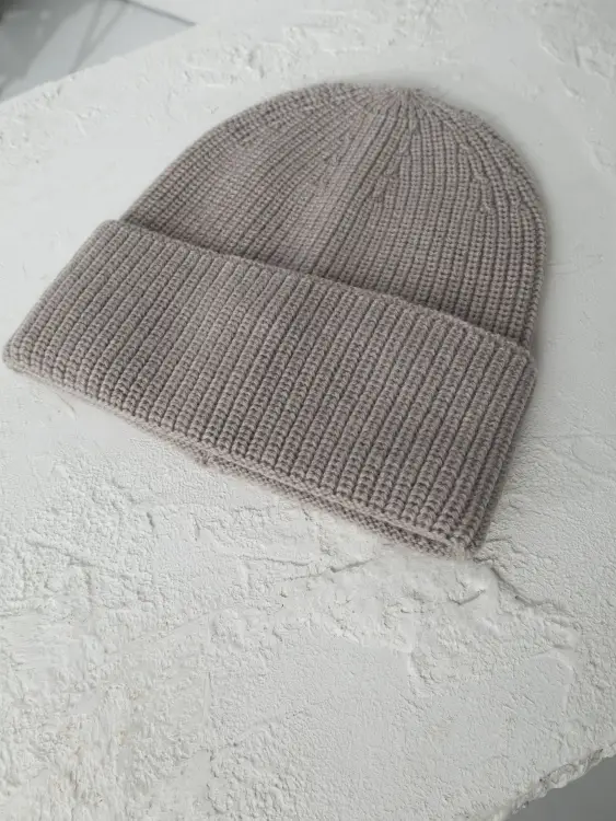 Czapka z wełny merino, beżowa - na jasnym tle