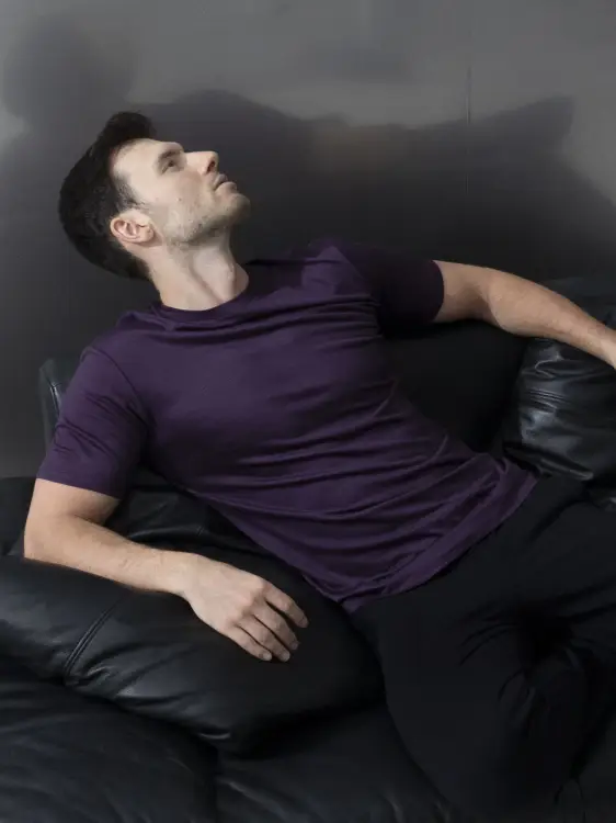 T-shirt sportowy z wełny merino, fioletowy - na modelu