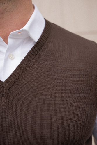 Kamizelka Cashwool Zegna Baruffa, brązowa - dekolt w serek z bliska