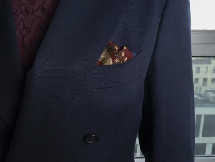 Tkanina Zegna w splocie twill, detal granatowej marynarki Piemonte