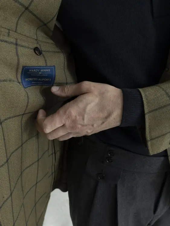 Metka Hardy Minnis Worsted Alsport w brązowej marynarce w kratę windowpane