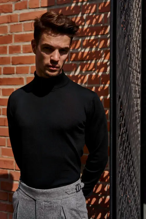 Golf z wełny merino, czarny - na modelu, do szarych spodni