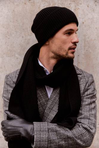 Szalik z wełny merino, czarny - na modelu, do płaszcza w kratę