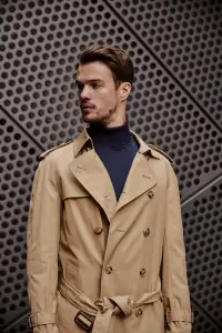 Dwurzędowy trencz Casablanca beżowy Zack Roman na modelu – ujęcie 3/4
